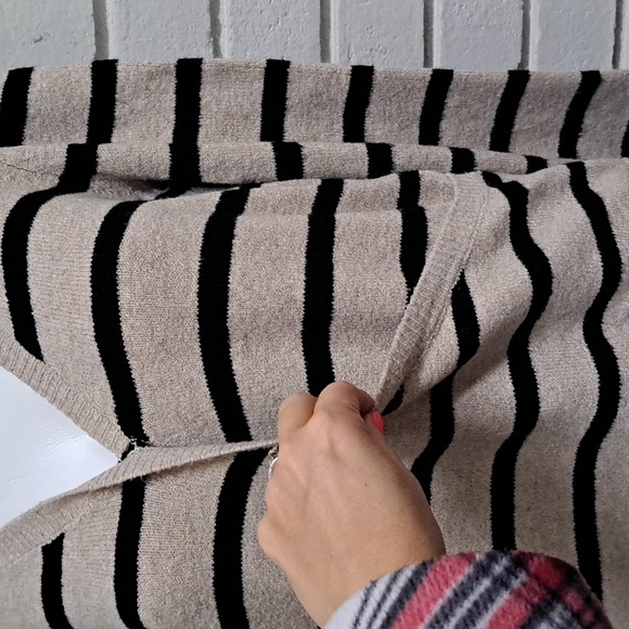 Belle Tan/Black Striped Criss Cross V-Neck Sweater. Size Large NWT - Picture 3 of 11